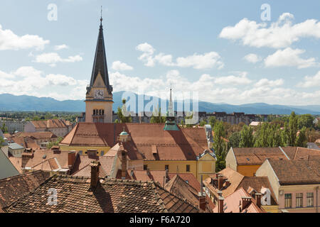 Ljubljana Stadtbild mit Dachziegel und St. James Church Clock Tower. Luftaufnahme, Slowenien Stockfoto