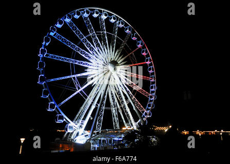 Brighton, UK. 15. November 2015. Das Brighton-Rad hat wurde leuchtet in rot, weiß und Blau von der französischen Trikolore heute Abend als Markierung des Respektes für die Opfer der Morde Paris am vergangenen Freitag Credit: Simon Dack/Alamy Live News Stockfoto