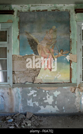 Blick von der Raumseite und den freistehenden Teil von Manos Pamamalis Wandmalerei mit dem Titel "Artemis". Kontias, Limnos, Griechenland Stockfoto