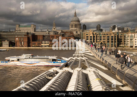 Eine ungewöhnliche Sicht des Millennium Fußgängerbrücke über die Themse, London, UK Stockfoto