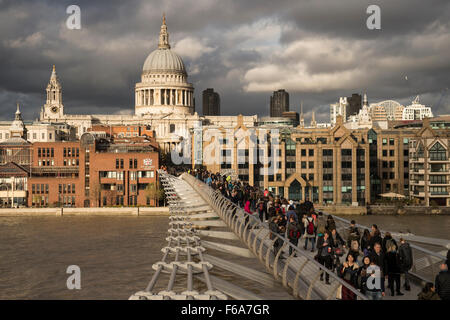 Eine ungewöhnliche Sicht des Millennium Fußgängerbrücke über die Themse, London, UK Stockfoto