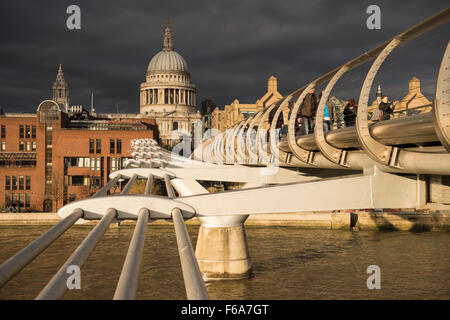 Eine ungewöhnliche Sicht des Millennium Fußgängerbrücke über die Themse, London, UK Stockfoto