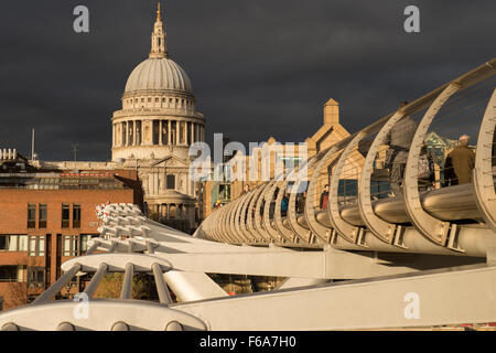 Eine ungewöhnliche Sicht des Millennium Fußgängerbrücke über die Themse, London, UK Stockfoto