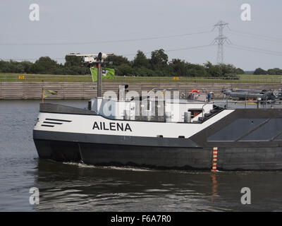 Die Ailena, ein Containerschiff mit der ENI-Nummer 02326743, wird auf der Kreekraksluisen, einer wichtigen Schifffahrtsroute, gesehen. Das Schiff ist für die Beförderung verschiedener Arten von Fracht, einschließlich allgemeiner Güter, Kohle und Getreide, ausgerüstet. Stockfoto