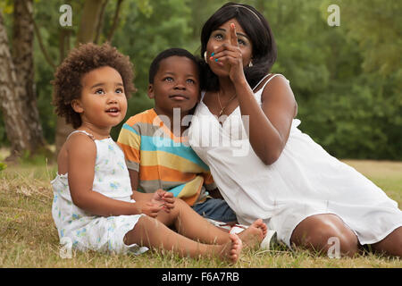 Mutter und ihre Kinder haben Spaß in der Natur Stockfoto