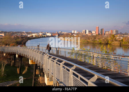 Am Flussufer am Fluss Christina - Brücke zum DuPont Environmental Education Center, Wilmington, Delaware, USA Stockfoto