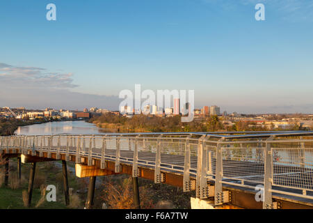 Am Flussufer am Fluss Christina - Brücke zum DuPont Environmental Education Center, Wilmington, Delaware, USA Stockfoto