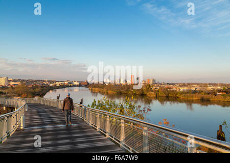 Am Flussufer am Fluss Christina - Brücke zum DuPont Environmental Education Center, Wilmington, Delaware, USA Stockfoto