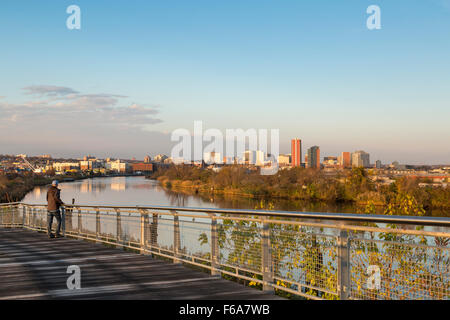 Am Flussufer am Fluss Christina - Brücke zum DuPont Environmental Education Center, Wilmington, Delaware, USA Stockfoto