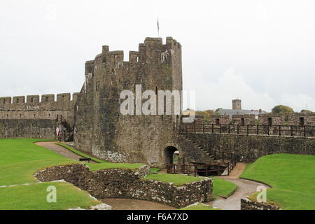 Monkton Turm und Ausfallspforte, Pembroke Castle, Pembrokeshire, Dyfed, Wales, Großbritannien, Vereinigtes Königreich UK, Europa Stockfoto