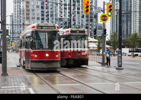 Toronto-Straßenbahnen, die entlang der Straßenbahn-Linien in der Innenstadt von Toronto Stockfoto