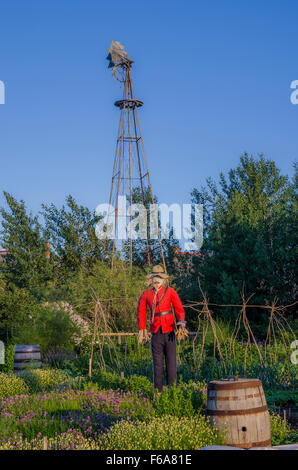 Northwest Mounted Police Vogelscheuche, Erbe Garten Fort Calgary, Alberta, Kanada Stockfoto