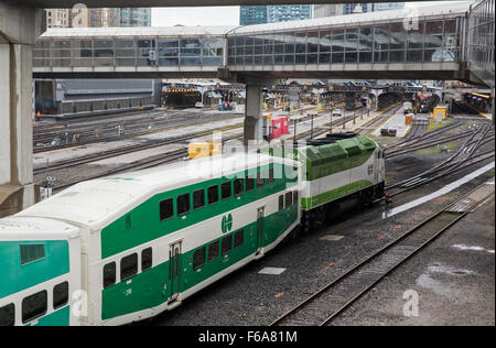 Eine GO-s-Bahn in Toronto Union Station aus dem Westen vorbei unter der Sky Walk Stockfoto