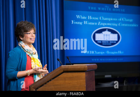 Valerie Jarrett, Senior Advisor des Präsidenten, sprach auf der Veranstaltung Champions of Change im Eisenhower Executive Office Building in Washington, D.C. und hob die Bemühungen hervor, junge Frauen zu stärken und Menschen zu würdigen, die ihre Gemeinschaften durch Führung, Fürsprache und Service inspirieren. Stockfoto