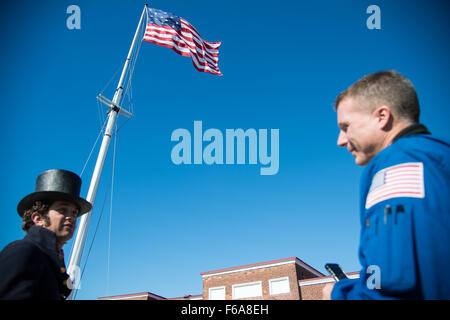 Der National Park Service Ranger Tyler Mink unternahm am 15. September 2015 eine historische Tour durch Fort McHenry an den NASA-Astronauten Terry Virts in Baltimore, Maryland. Der Besuch verband die Weltraumforschung mit der Geschichte der USA. Stockfoto