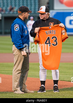 Der NASA-Astronaut Terry Virts präsentiert ein Baseballtrikot, das an Bord der Internationalen Raumstation geflogen wurde, dem Manager von Baltimore Orioles, Buck Showalter, während eines Besuchs in Camden Yards. Stockfoto