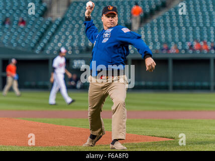 NASA-Astronaut und Maryland native, Terry Virts wirft den zeremoniellen ersten Pitch vor den Boston Red Sox auf der Baltimore Orioles at Camden Yards in Baltimore, MD. am Montag, 14. September 2015 statt.  Virts verbringen 199 Tage an Bord der internationalen Raumstation ISS ab November 2014 bis Juni 2015 im Rahmen der Expeditionen 42 und 43, als Kommandant der Expedition 43.  Bildnachweis: (NASA/Joel Kowsky) Stockfoto