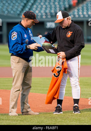 NASA-Astronaut und Maryland native Terry Virts, links, präsentiert Baltimore Orioles Manager Buck Showalter mit, die an Bord der internationalen Raumstation ISS während der Expeditionen 42 und 43 auf Montag, 14. September 2015 bei Camden Yards in Baltimore, MD. geflogen war Baseball jersey  Virts verbringen 199 Tage an Bord der internationalen Raumstation ISS ab November 2014 bis Juni 2015 im Rahmen der Expeditionen 42 und 43, als Kommandant der Expedition 43.  Bildnachweis: (NASA/Joel Kowsky) Stockfoto
