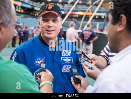 Astronaut Terry Virts aus Maryland wird vor einem Baseballspiel bei Camden Yards in Baltimore interviewt. Virts verbrachte 199 Tage an Bord der Internationalen Raumstation als Teil der Expeditionen 42 und 43 und diente als Kommandeur. Stockfoto