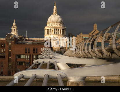 Eine ungewöhnliche Sicht des Millennium Fußgängerbrücke über die Themse, London, UK Stockfoto