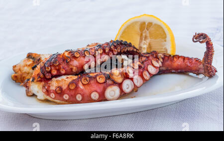 Gegrillter Tintenfisch und Zitrone Stockfoto