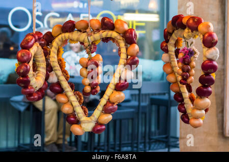 Mehreren Herz, aus verschieden farbige Zwiebeln zum Verkauf auf einem Bauernmarkt in Aarau, Kanton Aargau, Schweiz. Stockfoto