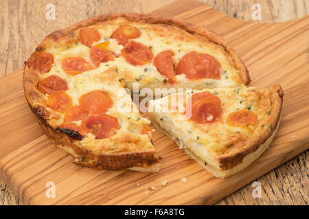 Ein Stück wurde Käse und Tomaten-Quiche - Studio gedreht entfernt Stockfoto