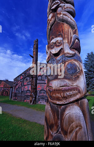 Totempfahl und Langhäusern Ksan Historical Village and Museum, Hazelton, Britisch-Kolumbien Stockfoto