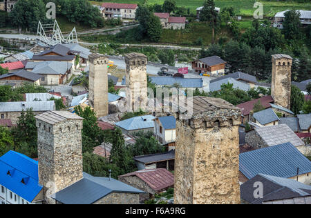 swanischen Türme in der Stadt Mestia, Samegrelo-Zemo Svaneti Region in Georgien Stockfoto