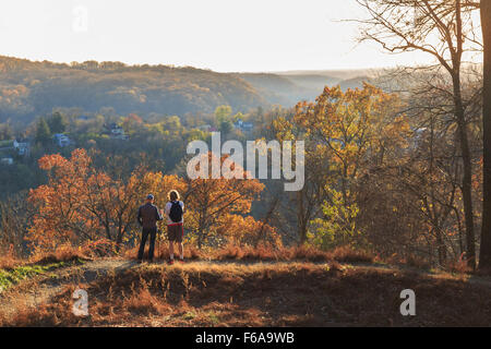 Vater und Sohn anhalten auf Wanderung in der Nähe von Harpers ferry, West Virginia, USA Stockfoto