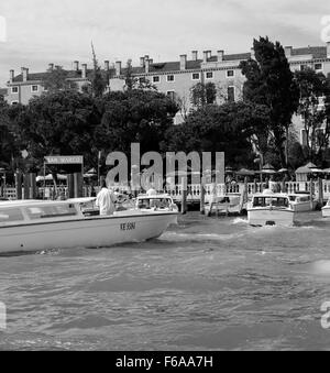 Wassertaxis drängeln am Markusplatz in Venedig, Italien Stockfoto