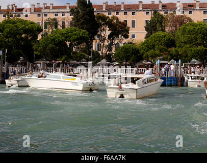 Wassertaxis drängeln am Markusplatz in Venedig, Italien Stockfoto