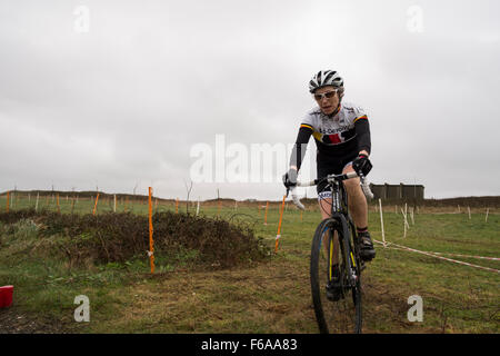 Reiter auf Rasen Abschnitt der 8. Runde der 2015 / 16 South West Querfeldein-Liga - Pavé Velo, Perranporth Flugplatz, Cornwall Stockfoto