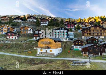 Chalets im Berg Dorf Bettmeralp, Wallis/Valais, Schweiz, kurz vor Sonnenuntergang. Stockfoto