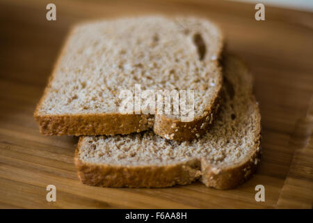 Während der Vorbereitung eines Sandwiches Brot Stockfoto