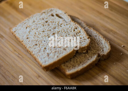 Brot auf ein Schneidebrett während ein Sandwich Stockfoto
