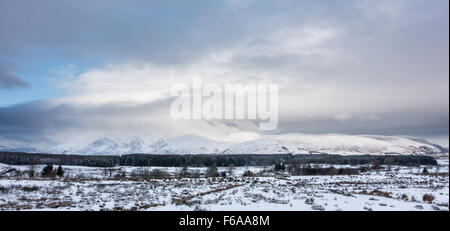 Schnee fällt auf die Bergkette von blencathra Stockfoto