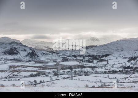 Blick in Richtung St Sunday Crag und Fairffield in der Ferne von großen Mell fiel, starke Winde verursacht Spindrift auf den Gipfeln Stockfoto