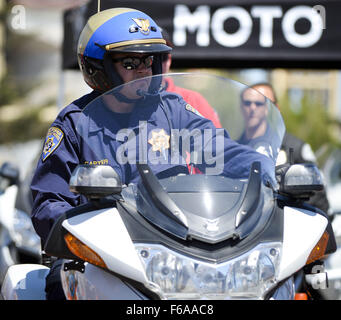 Huntington Beach, Kalifornien, USA. 10. September 2014. Ein California Highway Patrol Motor Officer konkurriert in einem Motor Rodeo gemeint, zeigen ihre Motorrad-Fähigkeiten erworben im Rahmen ihrer Aufgaben als Strafverfolgung Verkehrssteuerung spezialisiert. Orange County Verkehr Officers Association veranstaltet eine jährliche Motor Rodeo Showcase Motorrad Fähigkeiten. © David Bro/ZUMA Draht/Alamy Live-Nachrichten Stockfoto