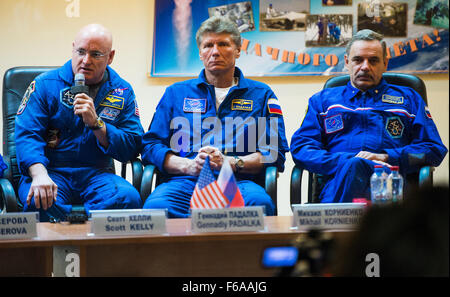 Expedition-41 backup Crew-Mitglieder, Flight Engineer Scott Kelly der NASA, links, Sojus-Kommandant Gennady Padalka Roskosmos, Center und Flugingenieur Mikhail Kornienko von Roskosmos, rechts, sind während einer Pressekonferenz im Hotel Kosmonaut in Baikonur, Kasachstan auf Mittwoch, 24. September 2014 gesehen. Die erstklassige Crew der Flugingenieur Barry Wilmore der NASA, Sojus-Kommandant Alexander Samokutyaev von Roskosmos und Flugingenieur Elena Serova von Roskosmos sollen zur internationalen Raumstation ISS am 26. September vom Weltraumbahnhof Baikonur gestartet. Bildnachweis: (NASA/Joel Kowsky) Stockfoto