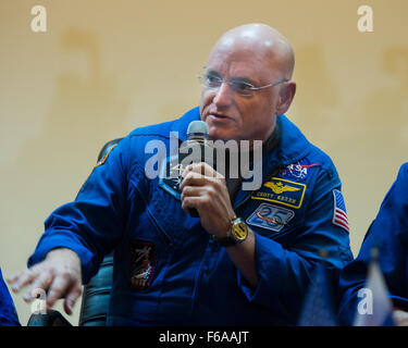 NASA-Expedition 41 backup Crew-Mitglied Flugingenieur Scott Kelly der NASA beantwortet eine Frage im Rahmen einer Pressekonferenz Mittwoch, 24. September 2014 im Kosmonauten Hotel in Baikonur, Kasachstan.  Expedition 41 Flugingenieur Barry Wilmore der NASA, Sojus-Kommandant Alexander Samokutyaev von der russischen föderalen Raumfahrtagentur (Roskosmos) und Flugingenieur Elena Serova von Roskosmos sollen 26 September vom Weltraumbahnhof Baikonur gestartet.  Bildnachweis: (NASA/Aubrey Gemignani) Stockfoto