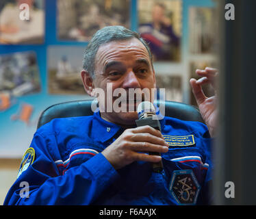 NASA-Expedition 41 backup Crew-Mitglied Flugingenieur Mikhail Kornienko der russischen Federal Space Agency (Roskosmos) beantwortet eine Frage im Rahmen einer Pressekonferenz Mittwoch, 24. September 2014 im Kosmonauten Hotel in Baikonur, Kasachstan.  Die erstklassige Crew soll 26 September vom Weltraumbahnhof Baikonur starten.  Bildnachweis: (NASA/Aubrey Gemignani) Stockfoto