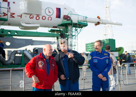 Die Expedition 41 backup Crew, von links nach rechts, Flight Engineer Scott Kelly der NASA, Sojus-Kommandant Gennady Padalka der russischen Federal Space Agency (Roskosmos) und Flugingenieur Mikhail Kornienko von Roskosmos, werden vor dem Raumschiff Sojus TMA - 14 M fotografiert, wie es auf die Startrampe mit dem Zug am 23. September 2014 am Weltraumbahnhof Baikonur in Kasachstan kommt.  Start der Sojus Rakete ist für 26 September geplant und Expedition 41 Sojus-Kommandant Alexander Samokutyaev der russischen Federal Space Agency (Roskosmos), Flugingenieur Barry Wilmore der NASA und Flug E schicken Stockfoto