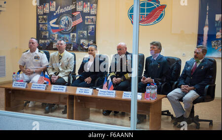 Expedition 41 bester Besatzungsmitglieder, von links nach rechts, Flugingenieur Barry Wilmore der NASA, Sojus-Kommandant Alexander Samokutyaev von der russischen föderalen Raumfahrtagentur (Roskosmos) und Flugingenieur Elena Serova von Roskosmos sind hier gesehen, mit der backup Crew-Mitglieder, Flight Engineer Scott Kelly der NASA, Sojus-Kommandant Gennadi Padalka von Roskosmos und Flugingenieur Mikhail Kornienko von Roskosmos Tagung der Staatskommission, die Sojus-Start der Expedition 41 zur internationalen Raumstation ISS in Baikonur zu genehmigen , Kasachstan am Mittwoch, 24. September 2014. Die Mission, die la soll Stockfoto