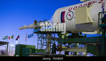 Das Raumschiff Sojus TMA - 15M sieht man kurz nach der Ankunft an der Startrampe mit dem Zug auf Freitag, 21. November 2014, am Weltraumbahnhof Baikonur in Kasachstan.  Start der Sojus Rakete ist für den 24. Nov. geplant und führt Expedition 42 Sojus Kommandant Anton Shkaplerov von der russischen föderalen Raumfahrtagentur (Roskosmos), Flight Engineer Terry Virts der NASA und Flugingenieur Samantha Cristoforetti der European Space Agency in den Orbit um ihre fünfeinhalb Monate Mission auf der internationalen Raumstation ISS zu beginnen. Bildnachweis: (NASA/Aubrey Gemignani) Stockfoto