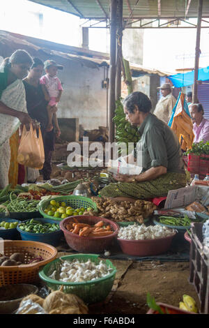 VARKALA, Indien - 18. Oktober 2015: Unbekannte Personen auf dem Markt kaufen und verkaufen Landwirtschaften Produkten. Kerala produziert Stockfoto