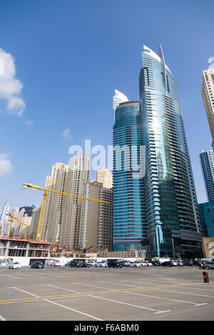 DUBAI, Vereinigte Arabische Emirate - 16. Januar 2014: Blick auf moderne Wolkenkratzer in Dubai Marina in Dubai, VAE. Wenn die gesamte Entwicklung abgeschlossen ist Stockfoto