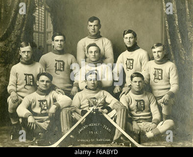 Ein historisches Foto des Doherty Hockey Teams aus dem Jahr 1912, das eine Gruppe von Athleten in ihren Vintage-Uniformen zeigt. Dieses Bild spiegelt die Eishockeykultur des frühen 20. Jahrhunderts und die Beteiligung der Mannschaft an diesem Sport während ihrer Gründungsjahre wider. Stockfoto