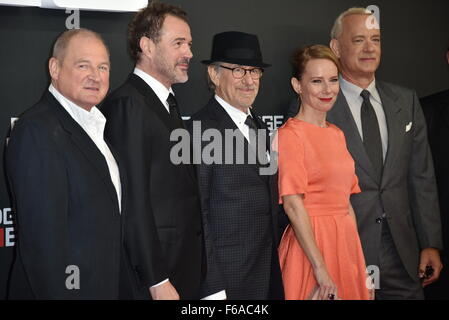 Burghart Klaußner, Sebastian Koch, Tom Hanks, Steven Spielberg, Amy Ryan besucht am World Premiere der Agentenbrücke - Der Unterhaendler "13.11.2015 in Berlin, Deutschland Stockfoto