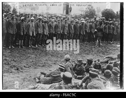 Deutschen Kriegsgefangenen aufgereiht für die Prüfung Stockfoto